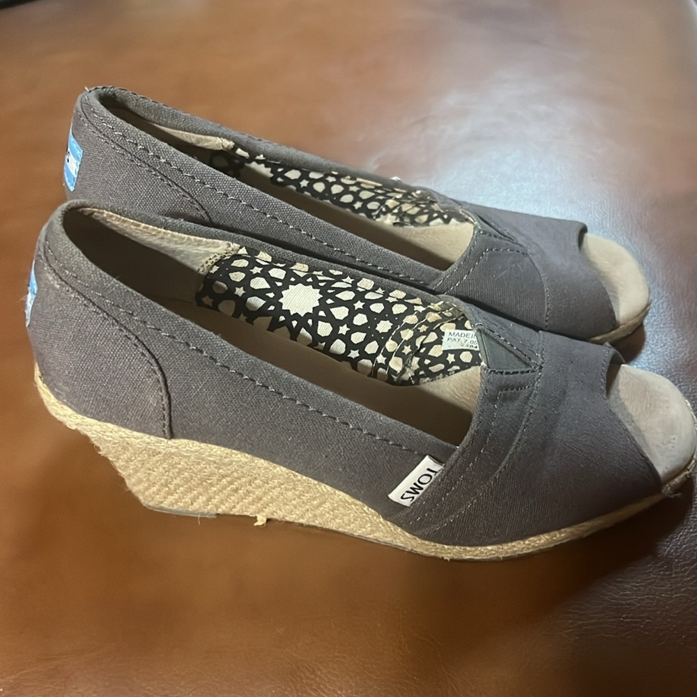 Tom’s Gray Wedge Sandals Perp Toe Size 7.5